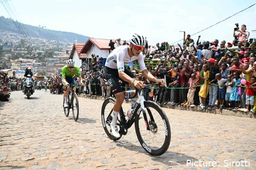 Isaac del Toro, junto a Tadej Pogacar en el Mundial de ciclismo 2025.