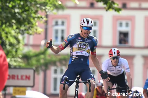 Paul Magnier, celebrando un triunfo de etapa