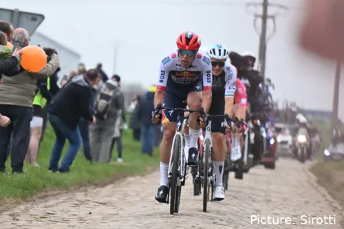 Oier Lazkano, en plena acción con el maillot del Red Bull - BORA - hansgrohe