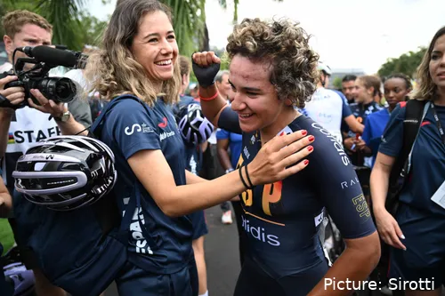 Paula Ostiz, recibiendo la felicitación de Sara Martín tras su Oro del Mundial de Kigali