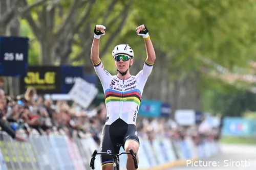 Tadej Pogacar cierra en 2025 la mejor temporada de su carrera profesional