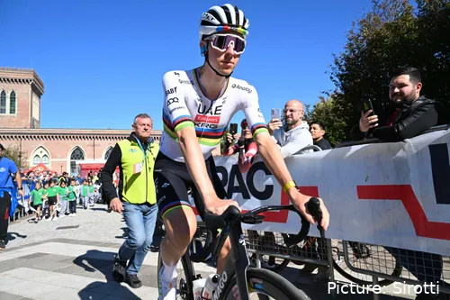 Tadej Pogacar va a exhibición por carrera que disputa en 2025