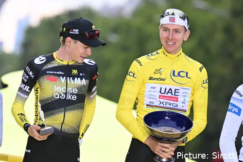 Jonas Vingegaard, en el podio del Tour de Francia junto a Tadej Pogacar.&nbsp;