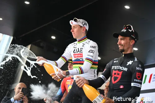 Alaphilippe, junto a Pogacar en la Tre Valli Varesine.&nbsp;