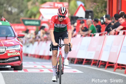 Attila Valter, con el maillot de campeón húngaro en una llegada de la Vuelta a España
