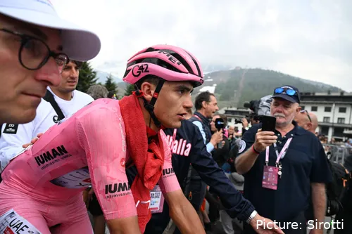 Isaac del Toro en el Giro de Italia 2025, donde llevó la maglia rosa 10 días y terminó 2º