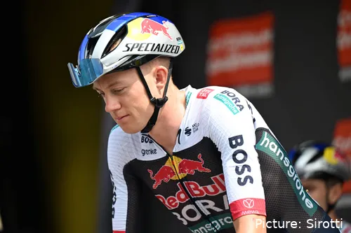 Maxim van Gils, en acción con el equipo Red Bull BORA en 2025.