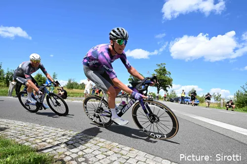 Jayco-AlUla mantendrá a Kelland O'Brien en la plantilla