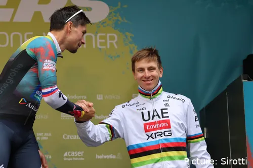 Tadej Pogacar, junto a Prizmo Roglic.