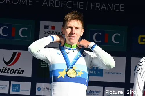 Tadej Pogacar, con la medalla de oro del Campeonato de Europa 2025