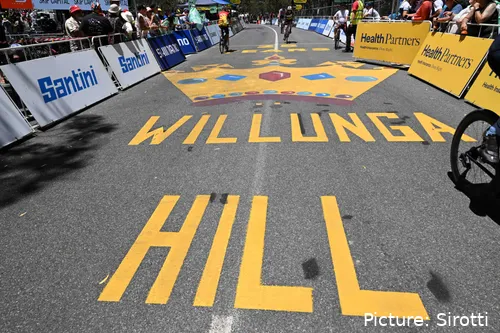 Imagen de Willunga Hill durante el Santos Tour Down Under 2025
