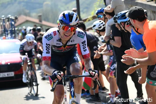 Aleksandr Vlasov, con el maillot del Red Bull - BORA - hansgrohe