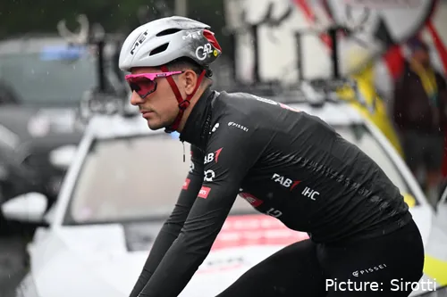 João Almeida, con el maillot de manga larga del UAE Team Emirates - XRG
