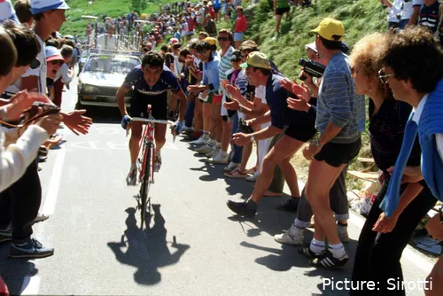 Angel Arroyo, subiendo Alpe D'Huez en el Tour de Francia de 1984