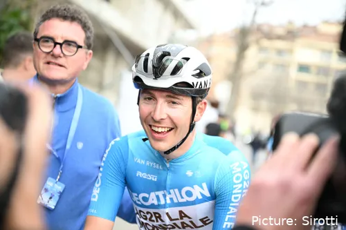 Benoît Cosnefroy, con una amplia sonrisa