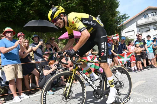Cian Uijtdebroeks, en pleno esfuerzo en la Itzulia 2025 corriendo para Visma