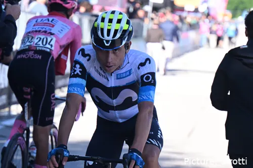 Einer Rubio, en el Giro de Italia 2025 junto a Isaac del Toro