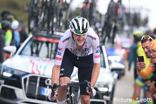 Pavel Sivakov, en acción con UAE Team Emirates XRG