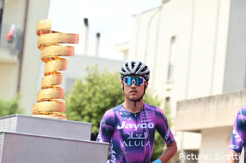 Luke Plapp, en el Giro de Italia 2025 con Jayco-AlUla