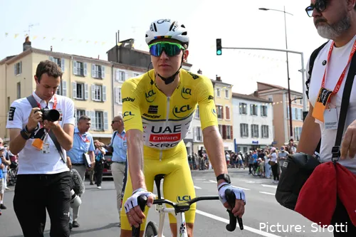 Tadej Pogacar, con el maillot amarillo de líder del Tour de Francia