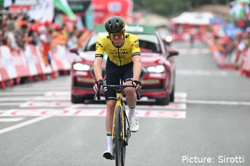 Steven Kruijswijk, en una etapa de la Vuelta a España con el maillot del Visma | Lease a Bike