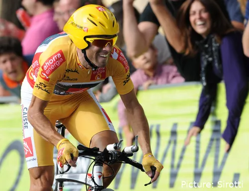 Alejandro Valverde, de amarillo en una crono de la Vuelta
