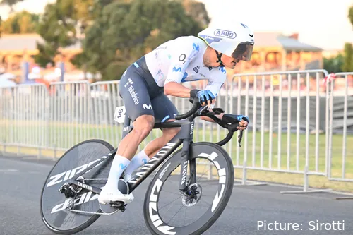 Javi Romo, con la bici de contrarreloj de Movistar Team