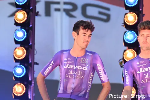 Ben O'Connor, en la presentación de una carrera con el Jayco-AlUla