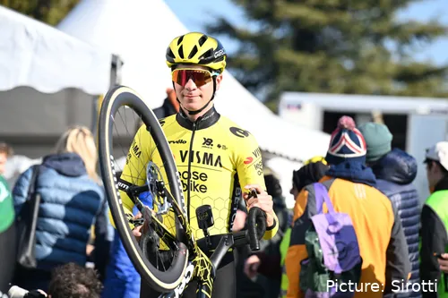 Cian Uijtdebroeks con el maillot de Visma - Lease a Bike durante la temporada 2025