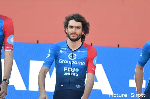 Guillaume Martin durante la presentación de equipos en el Tour Down Under 2026