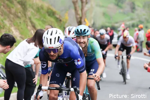 Guillaume Martin, en plena subida con el Groupama - FDJ