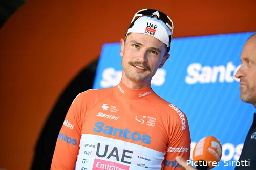 Jai Vine, con el jersey ocre de líder del Tour Down Under