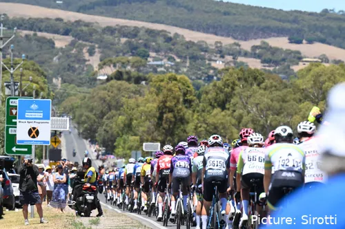 Imagen de un pelotón ciclista en la temporada 2025