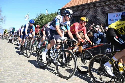Manlio Moro, representando a Movistar Team en el Tour de Flandes 2025