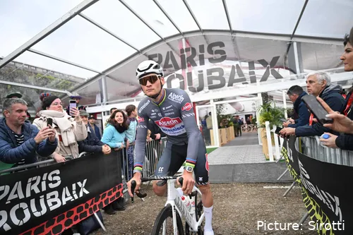 Mathieu van der Poel, antes de la salida de la París-Roubaix