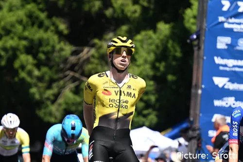 Matthew Brennan, celebrando su victoria en el Tour Down Under 2026