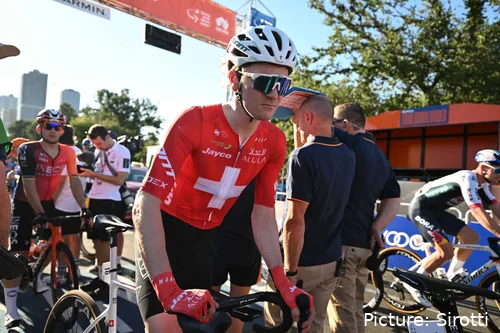 Mauro Schmid, con el maillot de campeón de Suiza