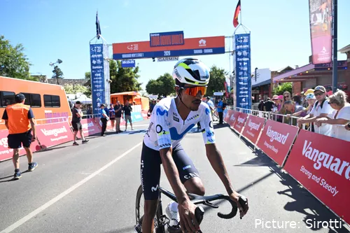 Natnael Tesfatsion, Movistar Team, en la etapa 1 del Tour Down Under 2026