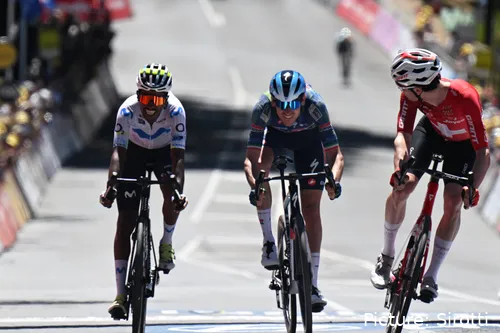 Natnael Tesfatsion, entrenando en meta para Movistar Team