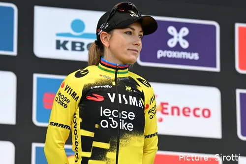 Pauline Ferrand-Prévot, con una gorra, las gafas de sol por encima y el maillot del Visma | Lease a Bike