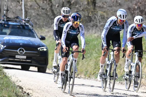 Tom Pidcock, junto con sus compañeros del Q36.5 en la temporada 2025