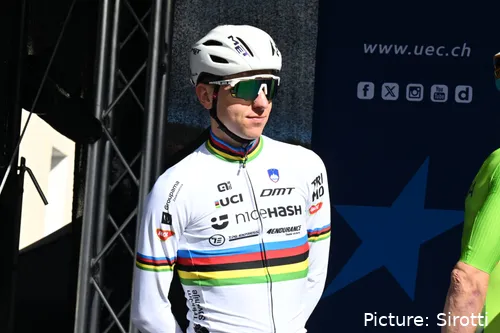 Tadej Pogacar, estrella de UAE Team Emirates con el maillot de campeón del mundo
