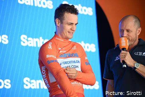 Tobias Lund Andresen, con el maillot ocre del Tour Down Under
