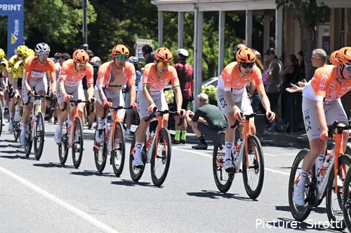 INEOS Grenadiers durante la etapa 1 del Tour Down Under 2026
