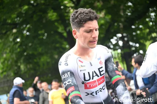 Almeida, sin casco, concentrado antes de una carrera