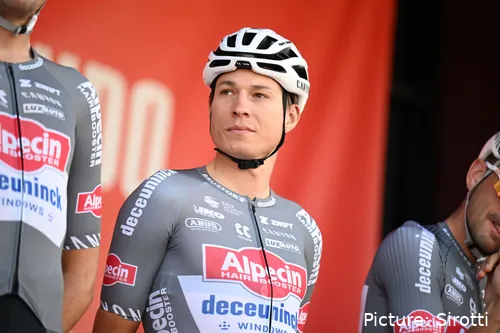 Jasper Philipsen, posando para Alpecin