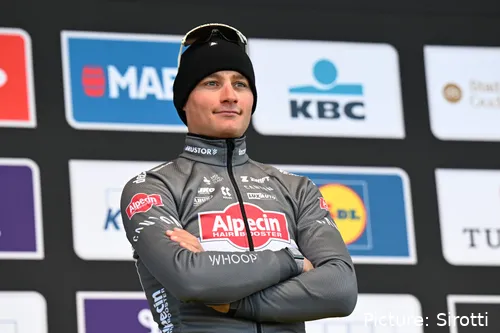 Mathieu van der Poel, en el podium de la Omloop 2026