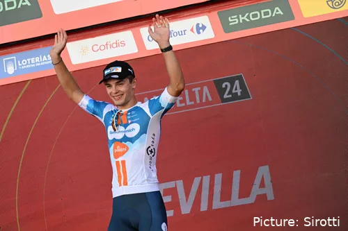 Pavel Bittner en el podio tras ganar la etapa 5 de la Vuelta a España 2024