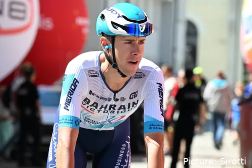 Antonio Tiberi, en plena acción con Bahrain Victorious.