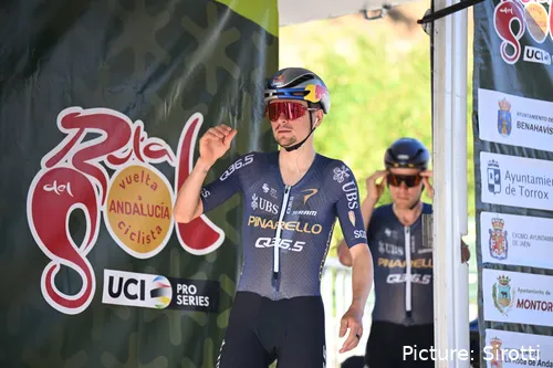 Tom Pidcock, en la Vuelta a Andalucía 2026.